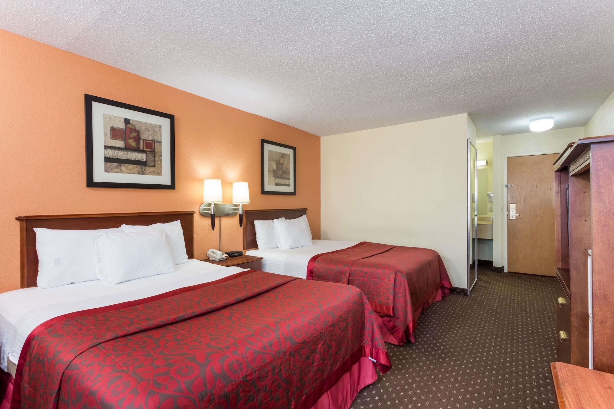 Days Inn & Suites By Wyndham Bloomington/Normal Il Zewnętrze zdjęcie