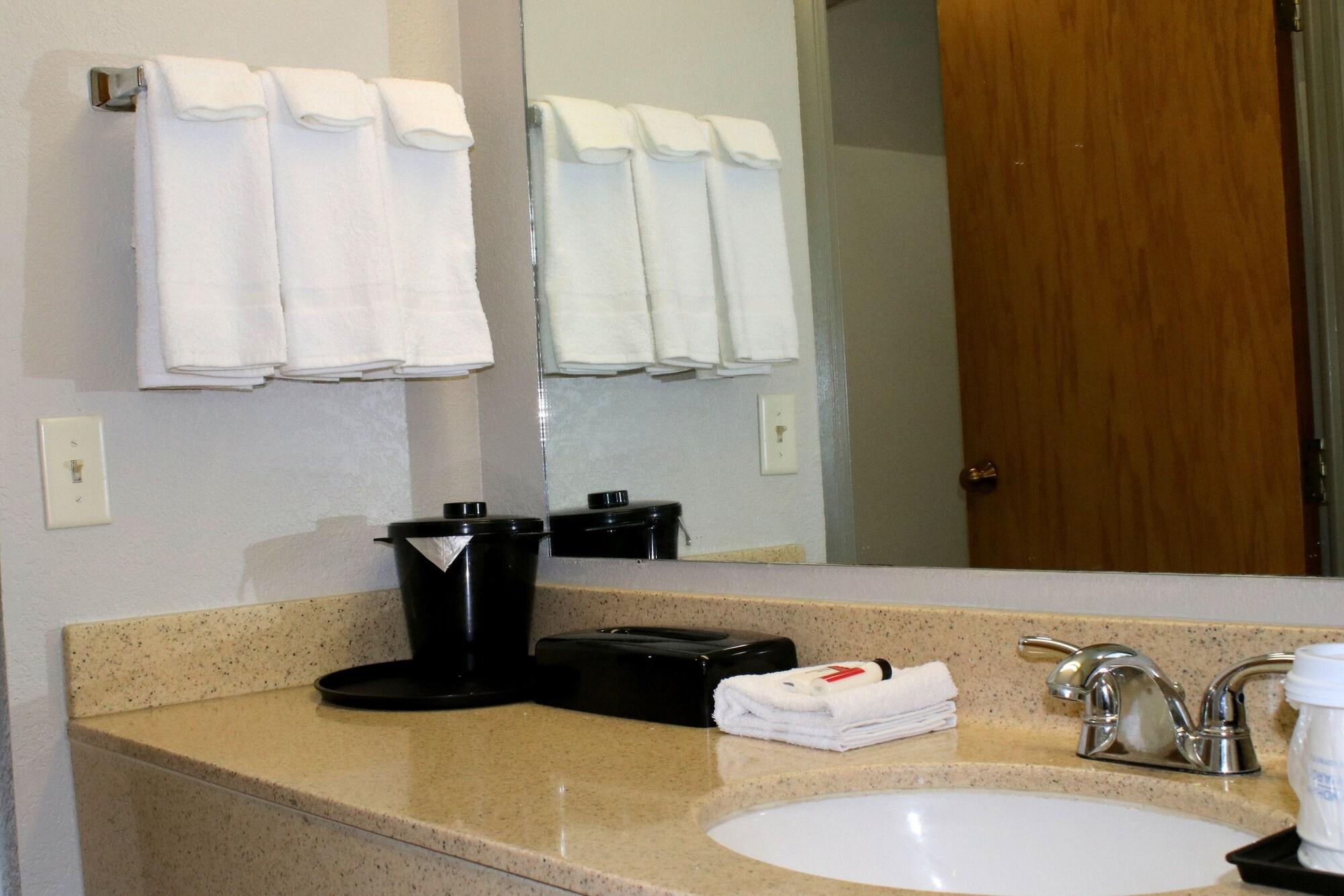 Days Inn & Suites By Wyndham Bloomington/Normal Il Zewnętrze zdjęcie