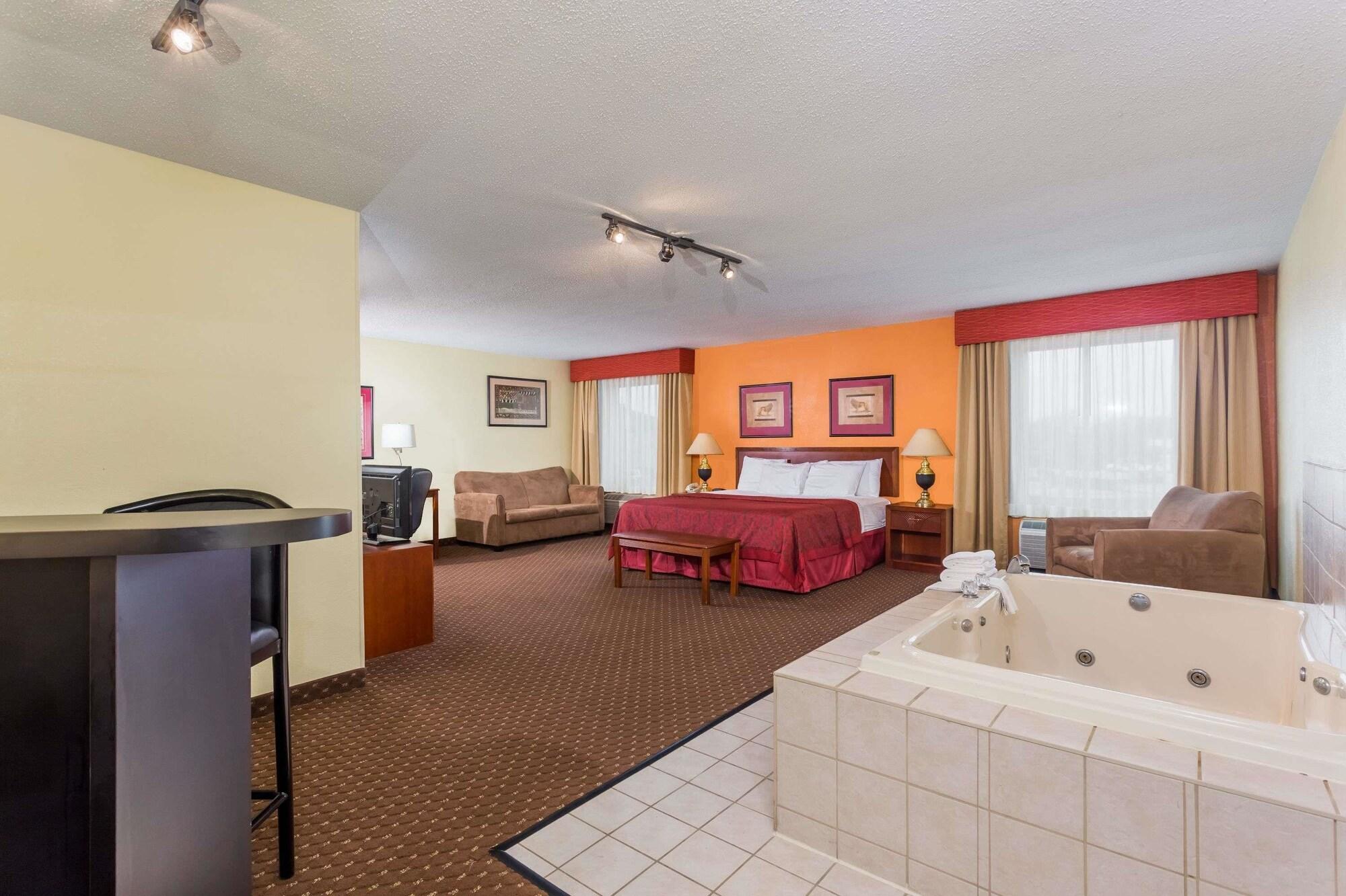 Days Inn & Suites By Wyndham Bloomington/Normal Il Zewnętrze zdjęcie