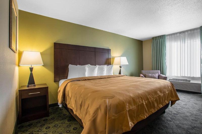 Days Inn & Suites By Wyndham Bloomington/Normal Il Zewnętrze zdjęcie