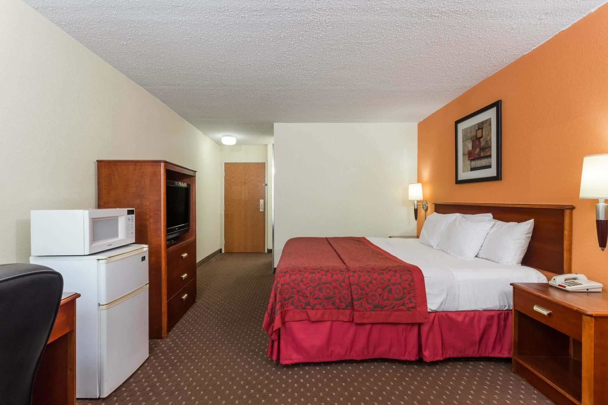Days Inn & Suites By Wyndham Bloomington/Normal Il Zewnętrze zdjęcie