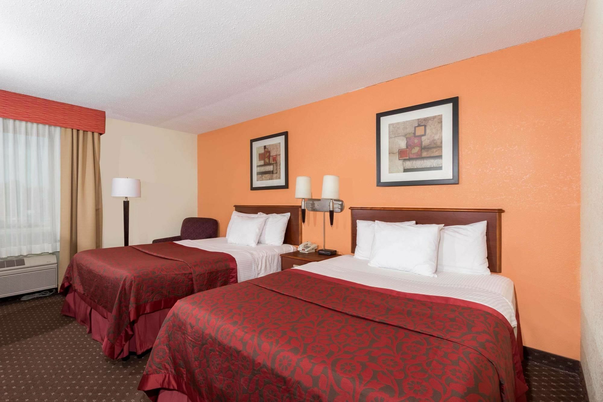 Days Inn & Suites By Wyndham Bloomington/Normal Il Zewnętrze zdjęcie