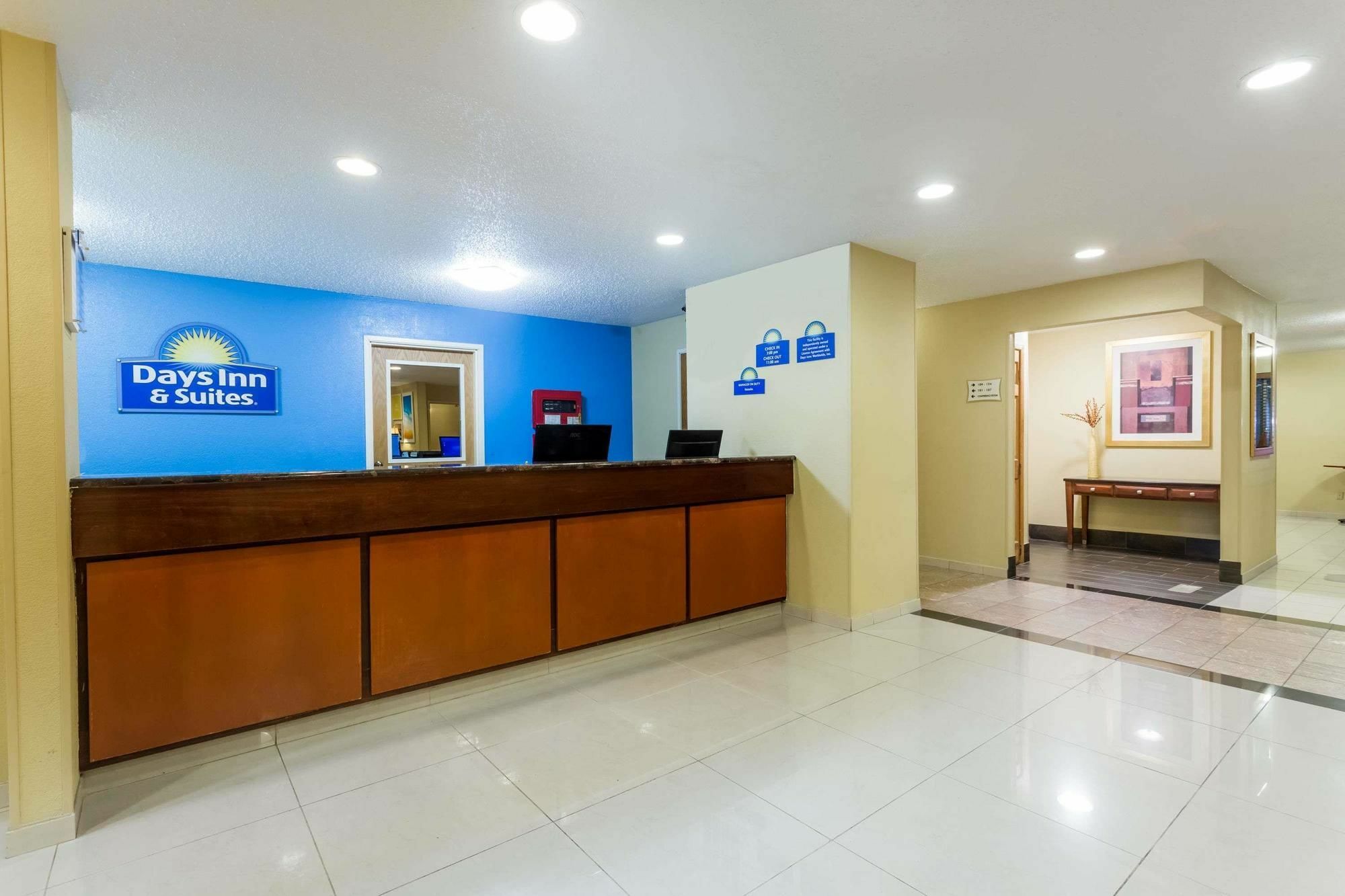 Days Inn & Suites By Wyndham Bloomington/Normal Il Zewnętrze zdjęcie