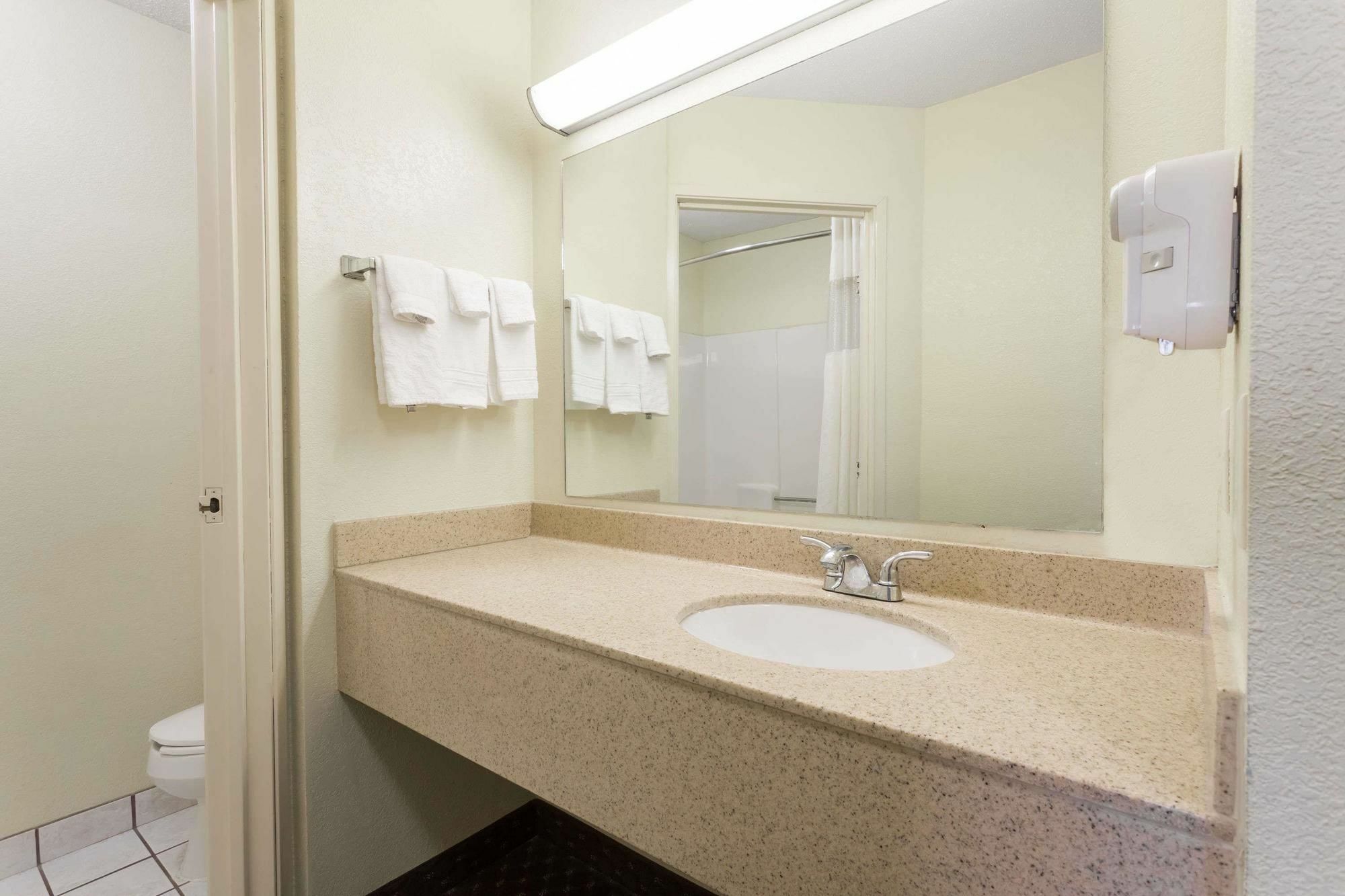 Days Inn & Suites By Wyndham Bloomington/Normal Il Zewnętrze zdjęcie
